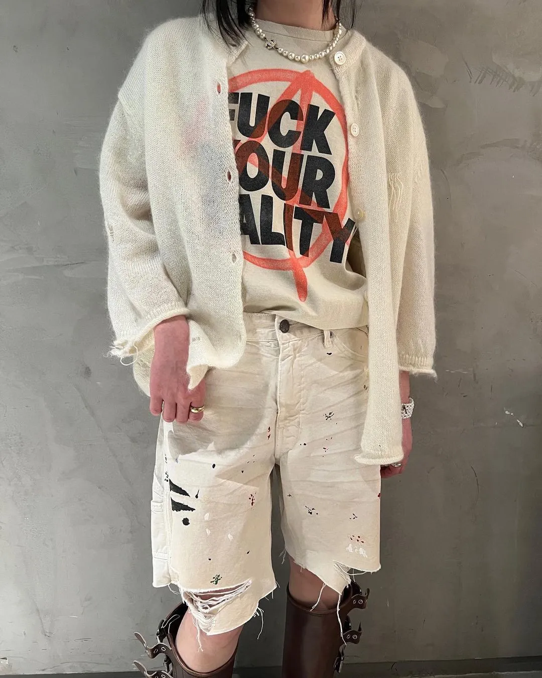GALLERY DEPT. FLEA CARPENTER SHORTS Ink-cut knife-cut mud-dyed denim shorts. Destroy VINTAGE distressed denim shorts. Distressed white S-XL. Rewashed cement-dyed to make it old. Knife cut holes. Cat whiskers are worn. Customized full set with logo accessories. Purely handmade acrylic splash-ink graffiti.